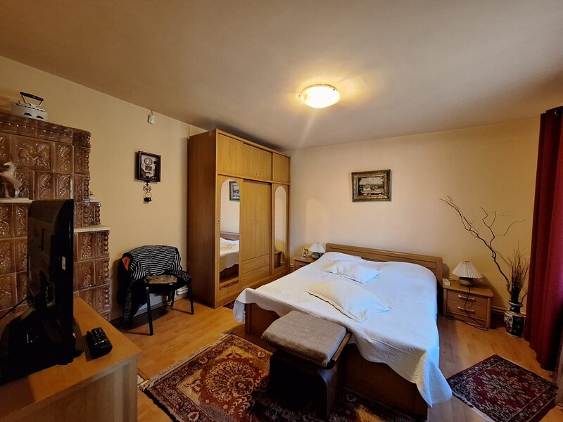Frumusani, casa 6 camere 1000 mp teren DN4 2 centrale gaz 2 bucatarii