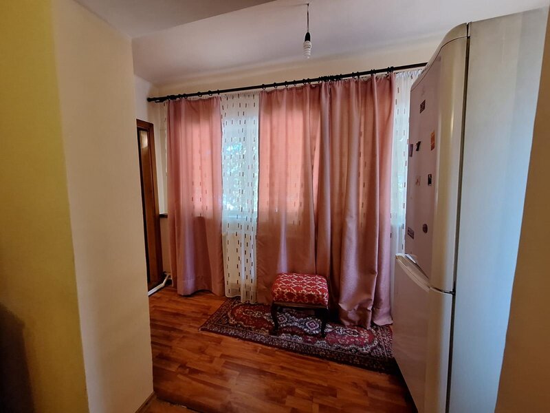 Frumusani, casa 6 camere 1000 mp teren DN4 2 centrale gaz 2 bucatarii