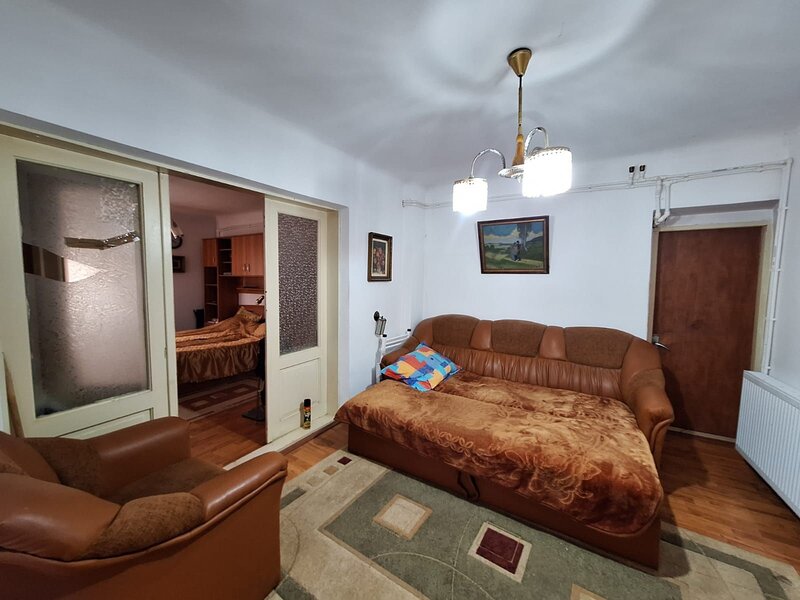 Frumusani, casa 6 camere 1000 mp teren DN4 2 centrale gaz 2 bucatarii