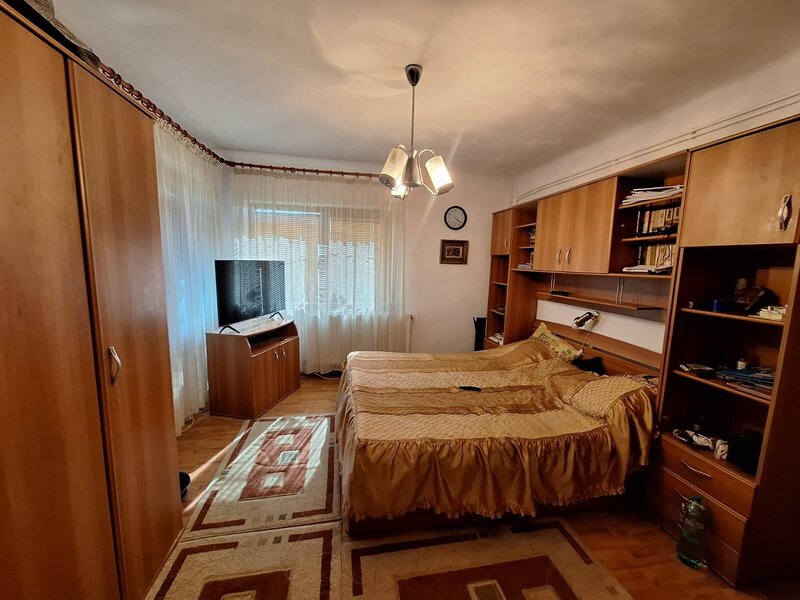 Frumusani, casa 6 camere 1000 mp teren DN4 2 centrale gaz 2 bucatarii