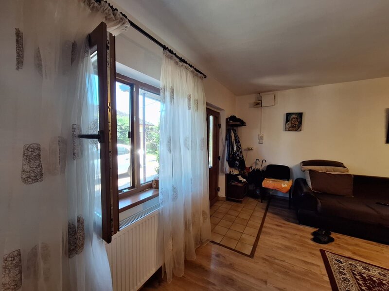 Frumusani, casa 6 camere 1000 mp teren DN4 2 centrale gaz 2 bucatarii
