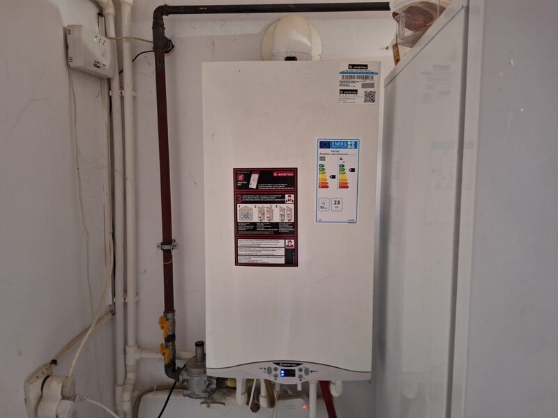 Frumusani, casa 6 camere 1000 mp teren DN4 2 centrale gaz 2 bucatarii