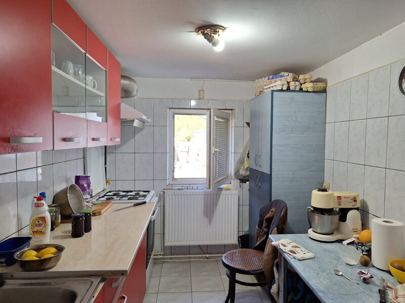 Frumusani, casa 6 camere 1000 mp teren DN4 2 centrale gaz 2 bucatarii