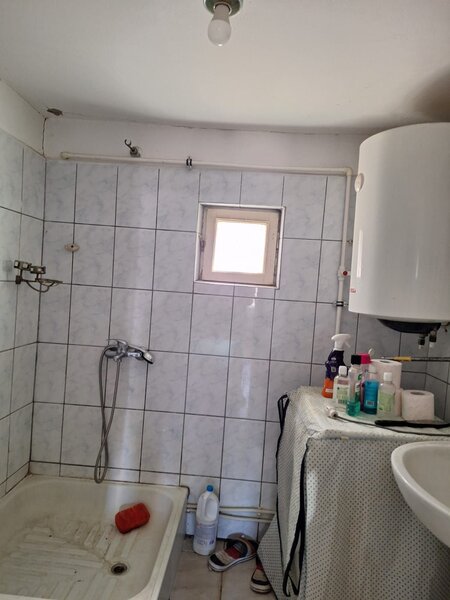 Frumusani, casa 6 camere 1000 mp teren DN4 2 centrale gaz 2 bucatarii