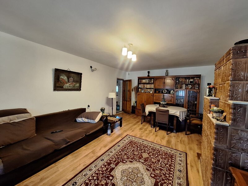 Frumusani, casa 6 camere 1000 mp teren DN4 2 centrale gaz 2 bucatarii