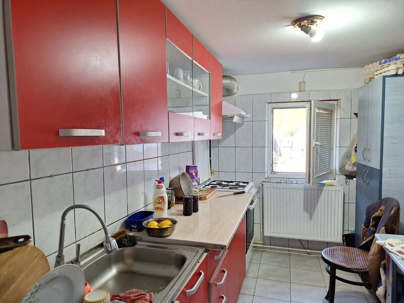 Frumusani, casa 6 camere 1000 mp teren DN4 2 centrale gaz 2 bucatarii