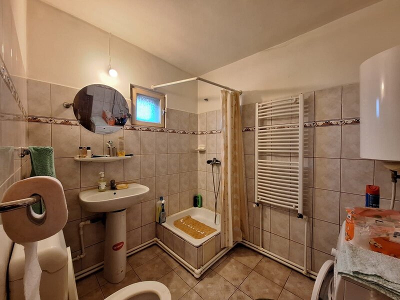 Frumusani, casa 6 camere 1000 mp teren DN4 2 centrale gaz 2 bucatarii